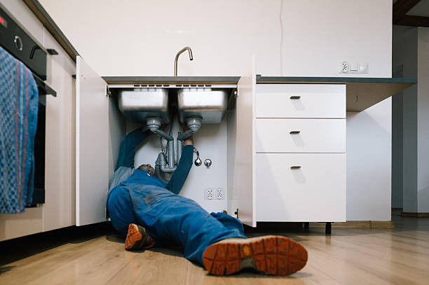 Professional Emergency Plumber technician working in Leesburg, OH